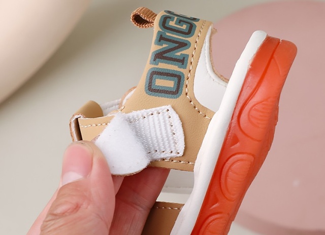 Sandalute crem cu piuitoare si ursulet cu led (marime disponibila: marimea 22)