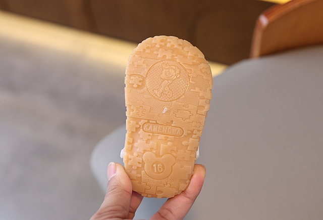 Sandalute gri cu piuitoare - ursuletul coala (marime disponibila: 9-12 luni