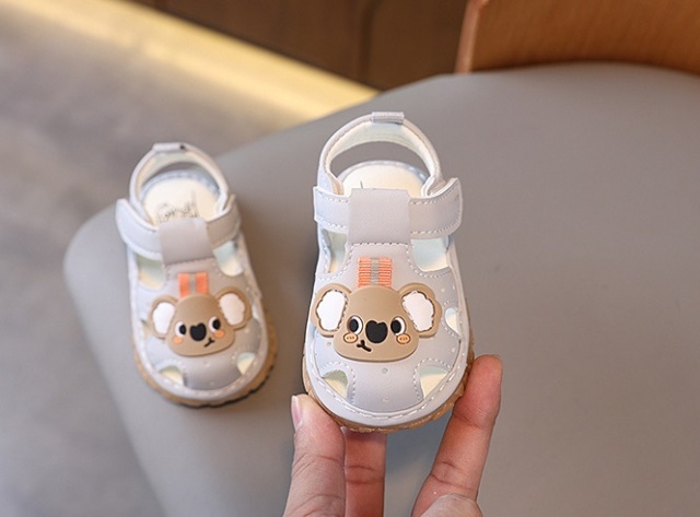 Sandalute gri cu piuitoare - ursuletul coala (marime disponibila: 9-12 luni