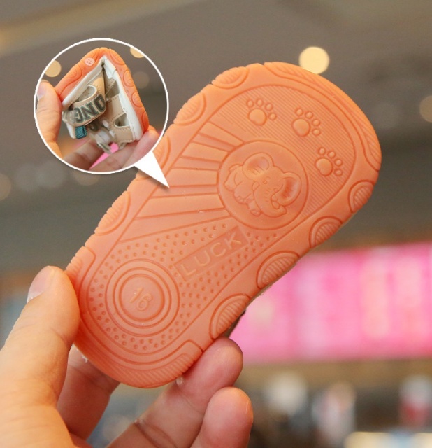 Sandalute ivoire cu piuitoare - ursulet cu led (marime disponibila: 9-12 luni