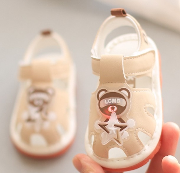 Sandalute ivoire cu piuitoare - ursulet cu led (marime disponibila: marimea 21)