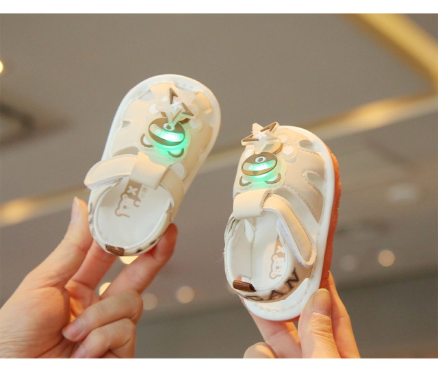 Sandalute ivoire cu piuitoare - ursulet cu led (marime disponibila: marimea 22)