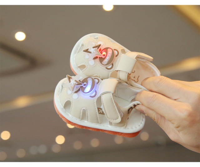 Sandalute ivoire cu piuitoare - ursulet cu led (marime disponibila: marimea 22)