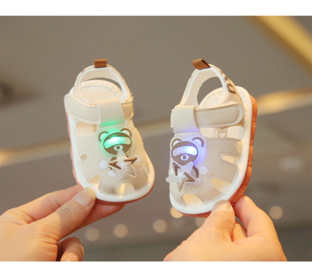 Sandalute ivoire cu piuitoare - ursulet cu led (marime disponibila: marimea 22)