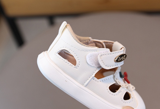 Pantofiori albi pentru fetite - cirese (marime disponibila: marimea 22)