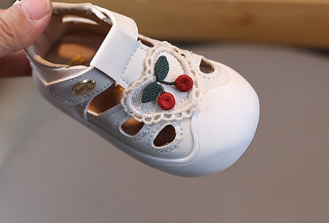 Pantofiori albi pentru fetite - cirese (marime disponibila: marimea 22)