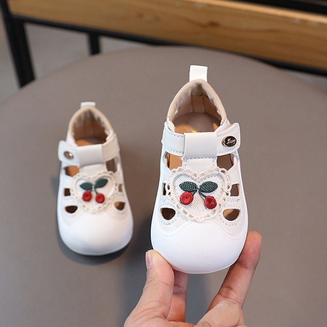 Pantofiori albi pentru fetite - cirese (marime disponibila: marimea 22)