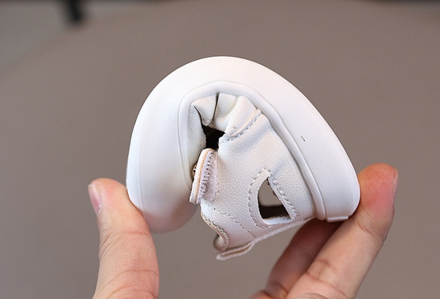 Pantofiori albi pentru fetite - cirese (marime disponibila: marimea 24)