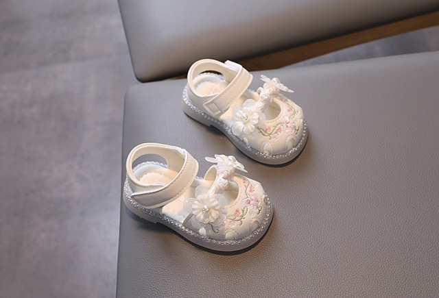 Sandale ivoire cu flori brodate si perlute pentru fetite – elegante si