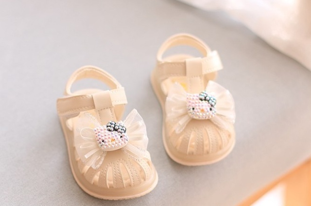 Sandale ivoire cu fundita si pisicuta pentru fetite – confort si eleganta