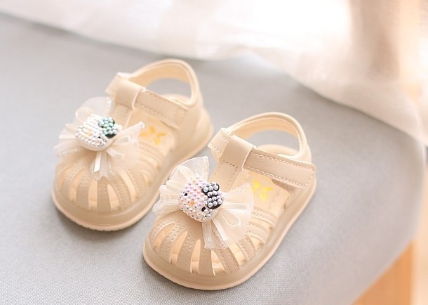 Sandale ivoire cu fundita si pisicuta pentru fetite – confort si eleganta