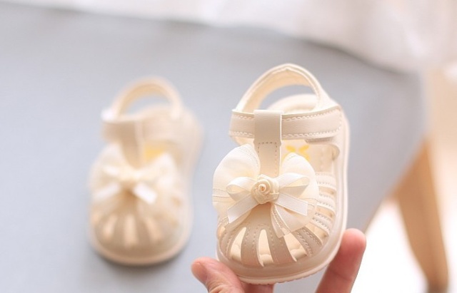 Sandale ivoire pentru fetite, cu fundita din tulle si trandafiras aplicate