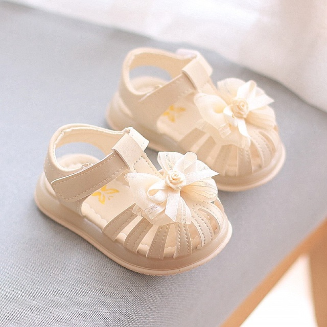 Sandale ivoire pentru fetite, cu fundita din tulle si trandafiras aplicate