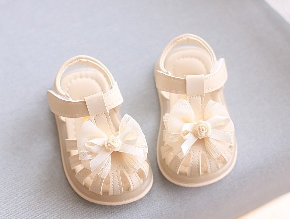 Sandale ivoire pentru fetite, cu fundita din tulle si trandafiras aplicate