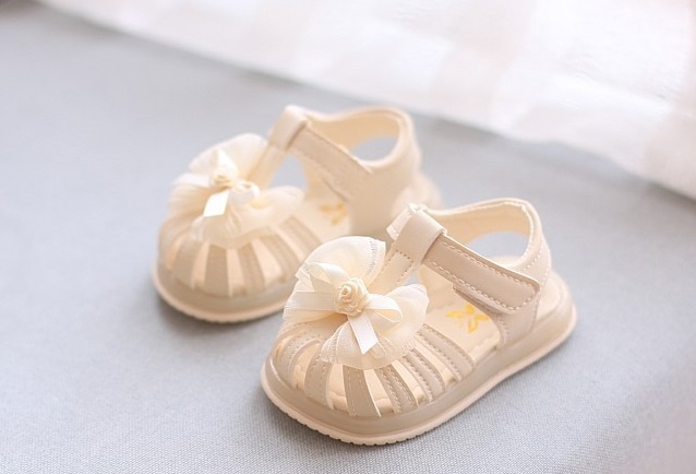 Sandale ivoire pentru fetite, cu fundita din tulle si trandafiras aplicate