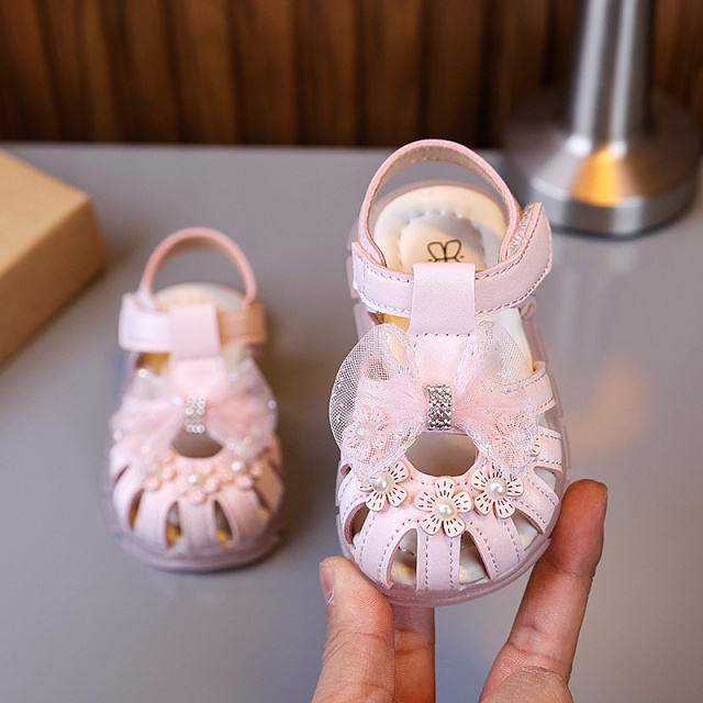 Sandale roz elegante pentru fetite – cu floricele si fundita (marime
