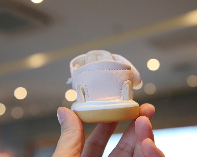 Sandalute ivoire cu piuitoare - oita (marime disponibila: marimea 20)