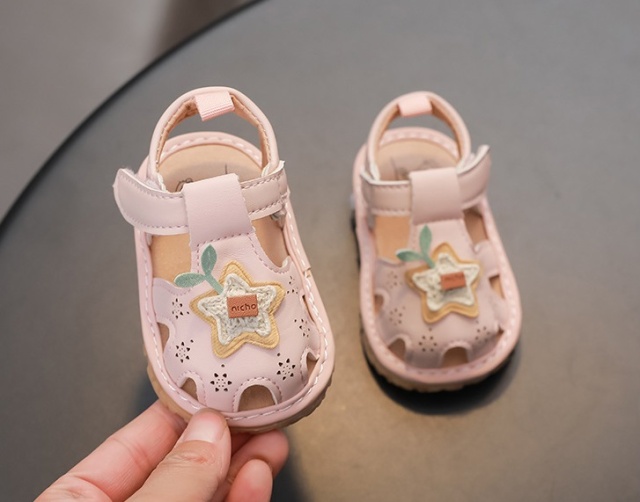 Sandalute roz cu piuitoare si steluta aplicata (marime disponibila: marimea 21)