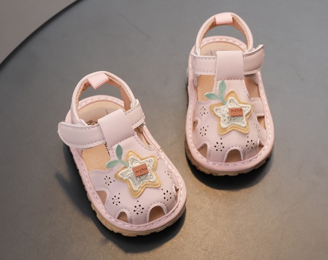 Sandalute roz cu piuitoare si steluta aplicata (marime disponibila: marimea 21)