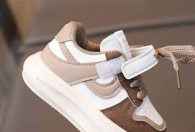 Adidasi maro cu alb (marime disponibila: marimea 23)