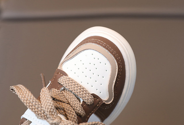 Adidasi maro cu alb (marime disponibila: marimea 23)