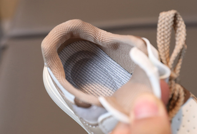 Adidasi maro cu alb (marime disponibila: marimea 23)