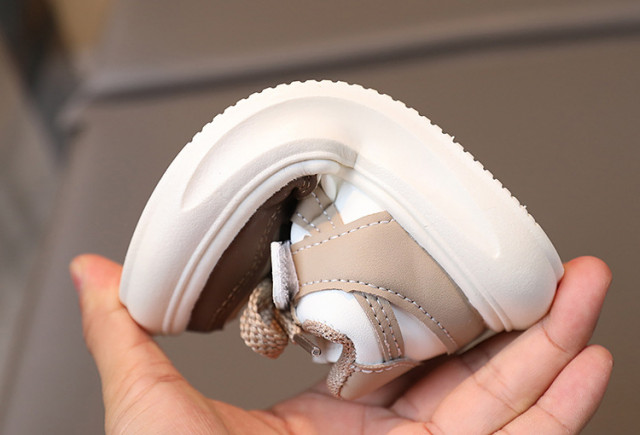 Adidasi maro cu alb (marime disponibila: marimea 23)