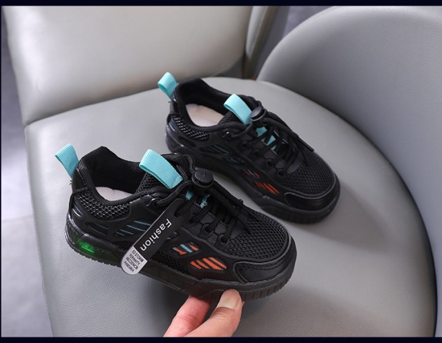 Adidasi negri cu dungi colorate si luminite (marime disponibila: marimea 22)