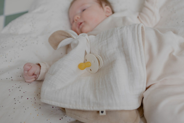 Jucarie bebe - paturica cu urechiuse kangaroo ivory bibs