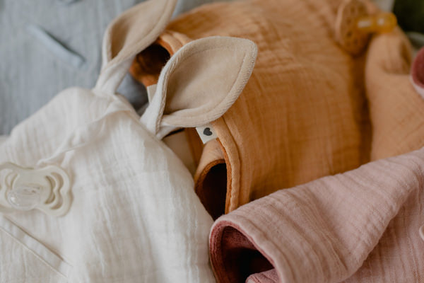 Jucarie bebe - paturica cu urechiuse kangaroo ivory bibs