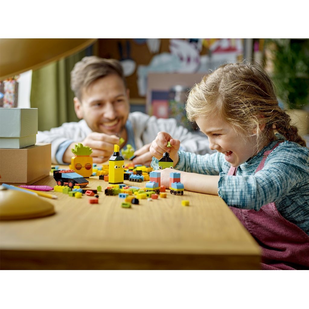 Lego classic distractie creativa cu neoane 11027