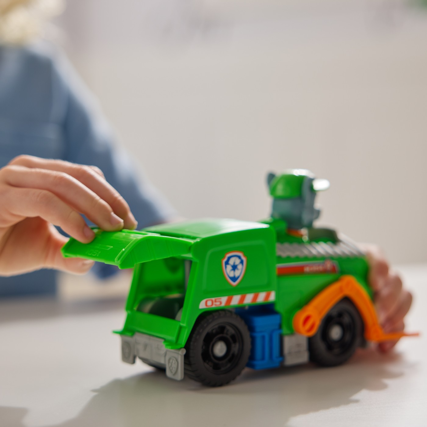 Patrula catelusilor set vehicul de baza camionul de reciclare si figurina rocky