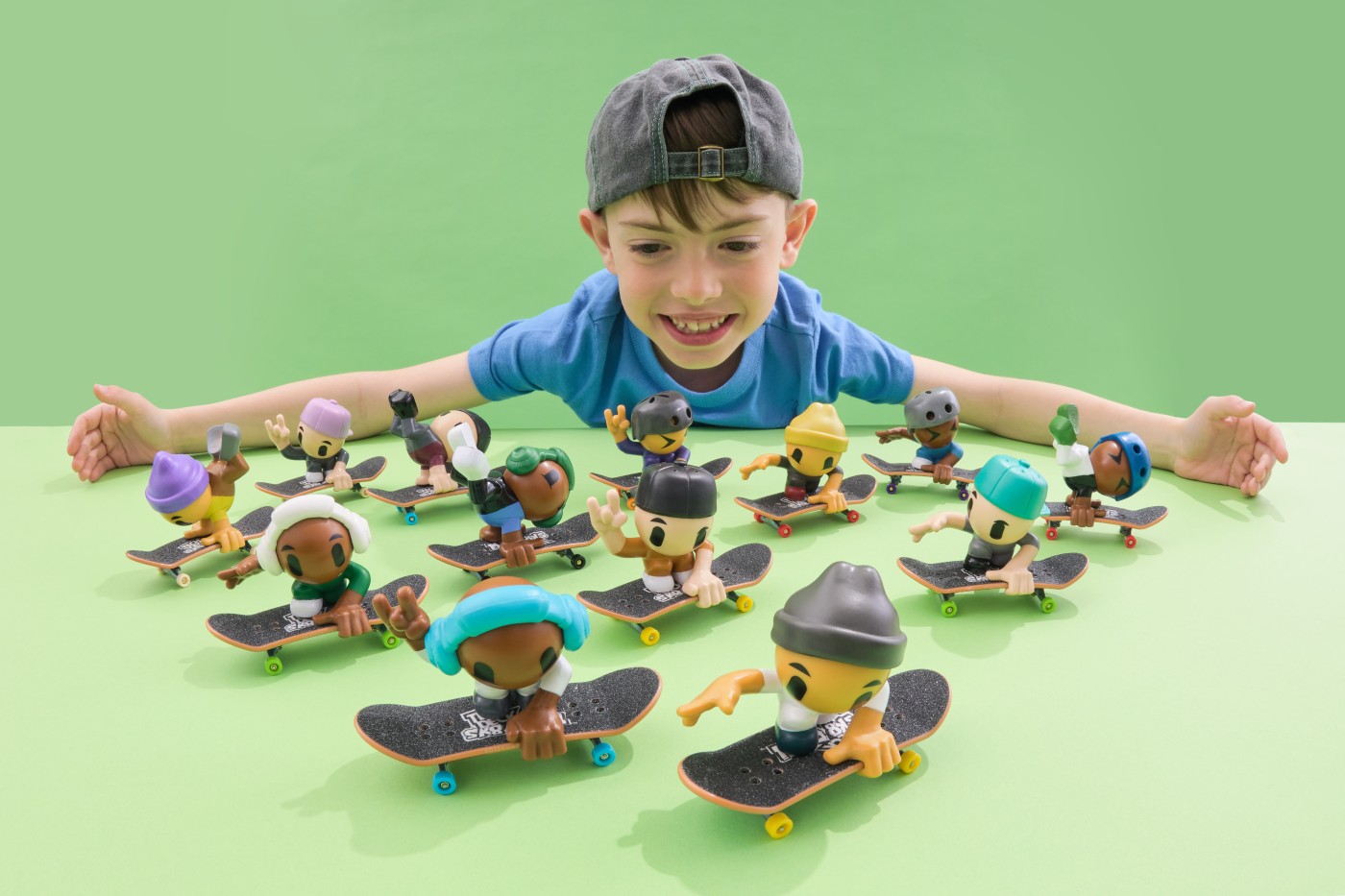 Tech deck sk8 crew pachet 2 seturi plita si figurina 9.6cm casca alba si casti gri