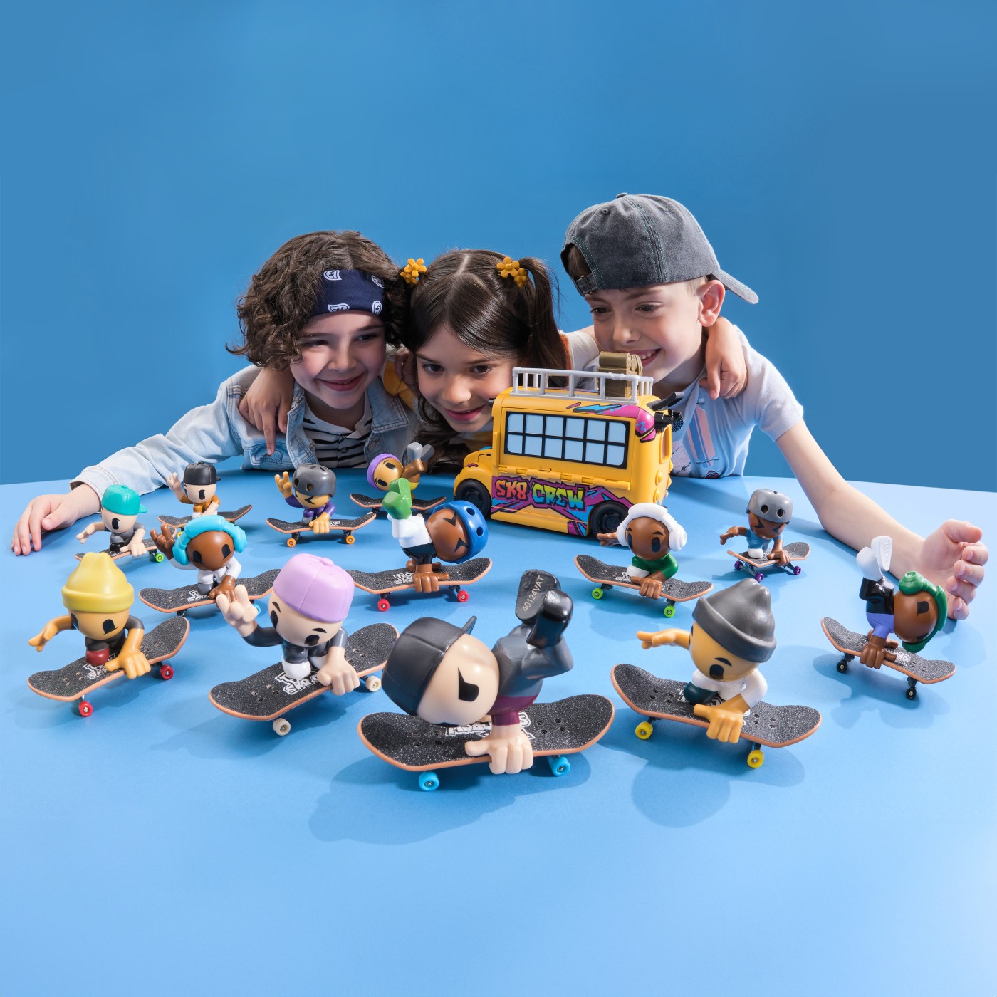 Tech deck sk8 crew pachet 2 seturi plita si figurina 9.6cm casca alba si casti gri