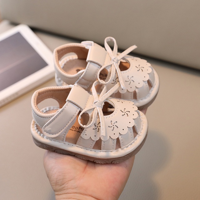 Sandalute ivoire cu piuitoare si model decupat (marime disponibila: 6-9 luni