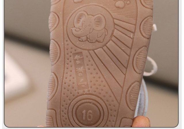 Sandalute ivoire cu piuitoare si model decupat (marime disponibila: 6-9 luni