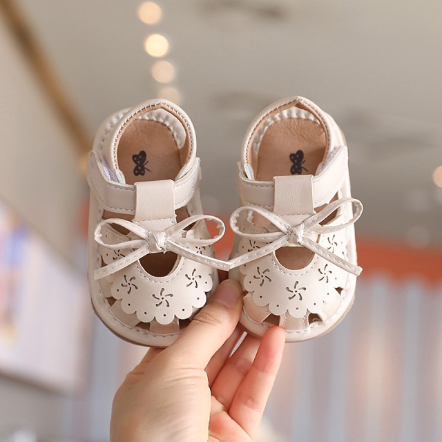 Sandalute ivoire cu piuitoare si model decupat (marime disponibila: 6-9 luni