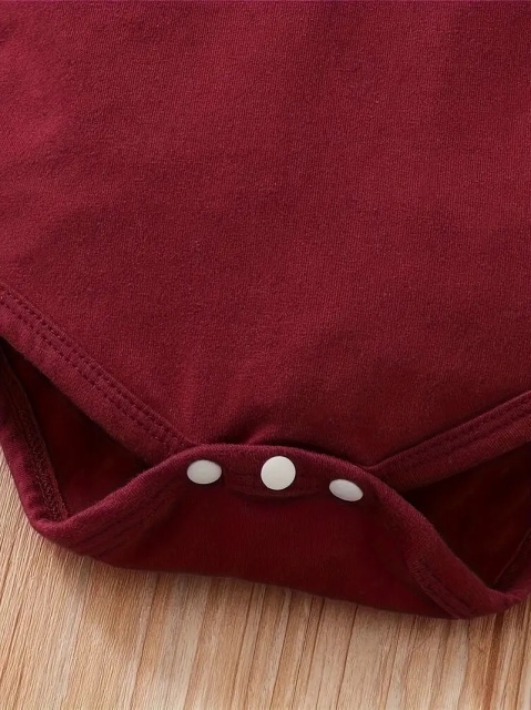 Set salopeta, body visiniu si bentita asortata (marime disponibila: 3-6 luni