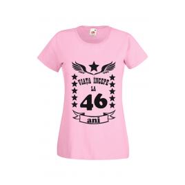 Tricou dama personalizat Fruit of the loom roz Viata incepe la 46 ani 2XL