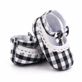 Pantofiori in carouri albe si negre pentru fetite (marime disponibila: 3-6 luni