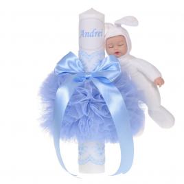 Lumanare botez personalizata, decor bleu cu tul, dantela si o jucarie iepuras,
