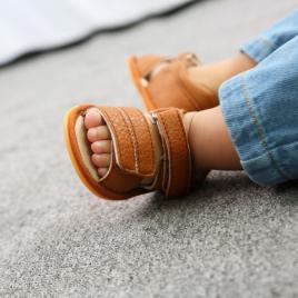 Sandalute maro inchise la spate (marime disponibila: 3-6 luni (marimea 18
