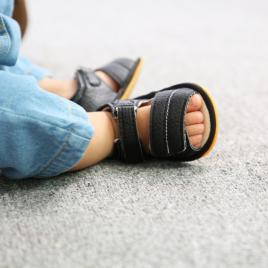 Sandalute negre inchise la spate (marime disponibila: 3-6 luni (marimea 18