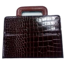 Husa pentru tableta Ipad maro cu maner, imitatie piele de Crocodil, 24 x 17 cm, VIVO