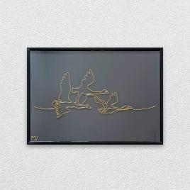 Tablou pasari in zbor, sculptura din fir continuu de sarma placata cu aur, 22×31 cm