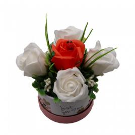 Aranjament floral, cutie trandafiri,  4 trandafiri albi din sapun si unul portocaliu