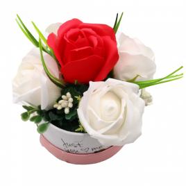 Aranjament floral, cutie trandafiri,  4 trandafiri albi din sapun si unul rosu