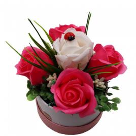 Aranjament floral, cutie trandafiri,  4 trandafiri roz din sapun si unul alb