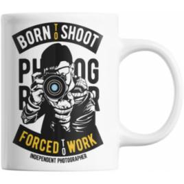 Cana cadou pentru fotografi Priti Global pentru pasionatii de poze Born to shoot forced to work 330 ml Creative Rey R