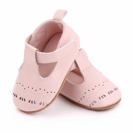 Pantofiori roz cu model decupat (marime disponibila: 3-6 luni (marimea 18
